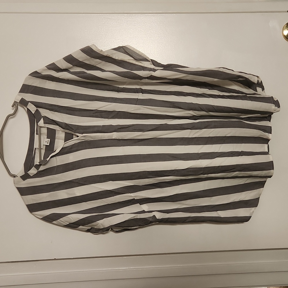 Ava & Viv -2X Light Grey & Soft white Large Stripe Top Blouse